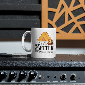 Mug La vie est meilleure autour d'un feu de camp