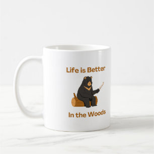 Mug La vie est meilleure dans les bois sur un