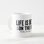 Mug La vie est meilleure sur le bateau Nom de famille  (Devant gauche)