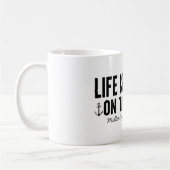 Mug La vie est meilleure sur le bateau Nom de famille (Gauche)