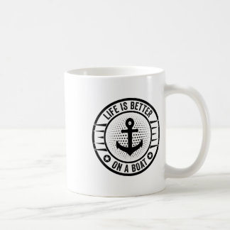 Mug La vie est meilleure sur un bateau capitaine marin