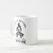 Mug La Vie Est Mieux Autour Du Feu De Campagne (Devant gauche)