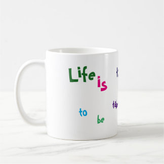Mug La vie est trop importante pour être prise au