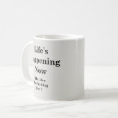 Mug La vie se passe maintenant - Mug-A-Tude (Devant gauche)