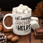 Mug La Vie Se Produit Le Chocolat Aide À Drôle Citatio<br><div class="desc">Citation drôle quand vous aimez votre coupa avec ce design stimulant avec typographie Life Happens Chocolate Aide dans un mélange de noir et de marron avec un coeur et de petits motifs carrés.</div>