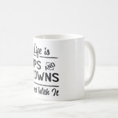 Mug La Vie stock Sur Le Marché Est Ups Et Downs Trader (Devant droit)