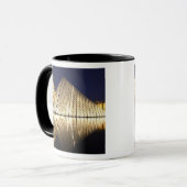 Mug La vue nocturne de la Pyramide de verre du Musée d (Devant gauche)
