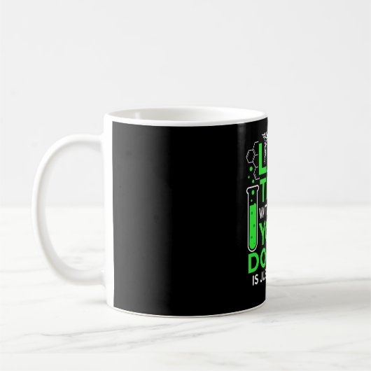 Mug Lab Tech Without Me Doc est en train de deviner un (Gauche)