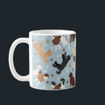 Mug Labradoodle / Os et pattes Goldendoodle<br><div class="desc">Cute Labradoodle / Les chiens Goldendoodle s'assoient et se tiennent et se retournent avec crème,  abricot,  chocolat,  manteaux noirs et à parti avec des os de chien éparpillés et des motifs de pawprints.</div>
