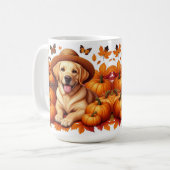 Mug Labrador jaune avec citrouilles de chapeau de pail (Devant gauche)