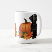Mug Labrador Noir avec feuilles d'automne et Citrouill (Devant droit)