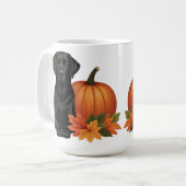 Mug Labrador Noir avec feuilles d'automne et Citrouill (Devant gauche)