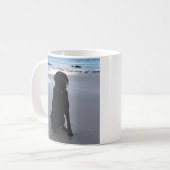 Mug Labrador noir sur une plage (Devant gauche)