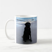 Mug Labrador noir sur une plage (Gauche)