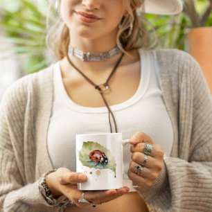 Mug Ladybug assis sur une feuille d'aquarelle vibrante