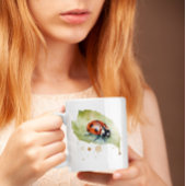 Mug Ladybug assis sur une feuille d'aquarelle vibrante