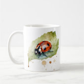 Mug Ladybug assis sur une feuille d'aquarelle vibrante (Gauche)