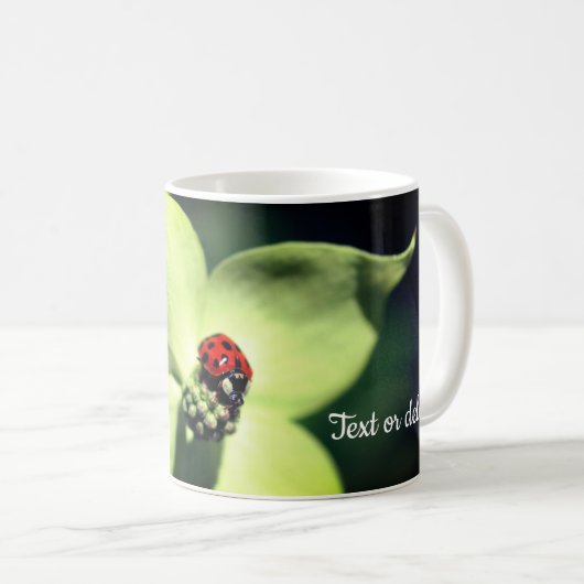 Mug Ladybug Sur Fleur De Dogwood Personnalisé (Devant droit)