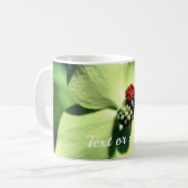Mug Ladybug Sur Fleur De Dogwood Personnalisé (Devant gauche)