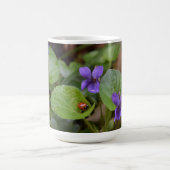 Mug Ladybug sur les fleurs de violet doux (Centre)