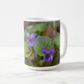 Mug Ladybug sur les fleurs de violet doux (Devant droit)