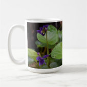 Mug Ladybug sur les fleurs de violet doux (Gauche)