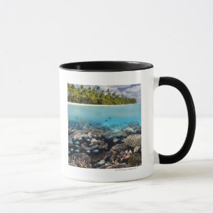 Mug Lagune tropicale dans l'atoll du sud d'Ari dans