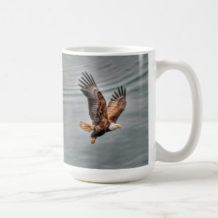 Mug L'aigle à tête blanche américain survole l'océan