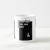 Mug Laisse-moi flotter dans mon propre espace (Centre)