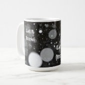 Mug Laisser neiger sur un Arrière - plan neigeux (Devant gauche)