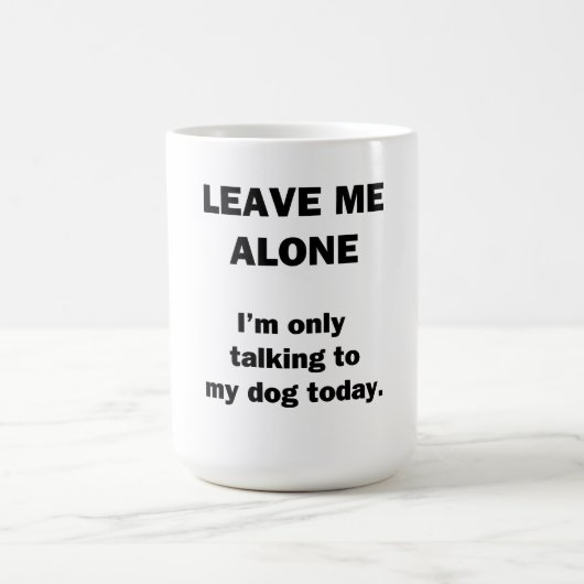 Mug Laissez-moi seul.  Je parle seulement à mon chien (Centre)