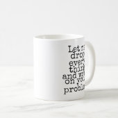 Mug Laissez-moi tout laisser tomber et travailler sur (Devant droit)