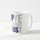 Mug L'amour est au sujet de confiance (Devant droit)