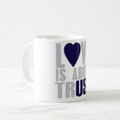 Mug L'amour est au sujet de confiance (Devant gauche)