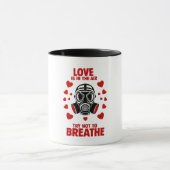 Mug L'amour est dans l'air essayer de ne pas respirer (Centre)