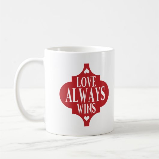 Mug L'amour gagne toujours Valentines design de badge (Gauche)