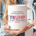Mug L'Amour Se Réveiller En Sachant Que Trump Est Mon<br><div class="desc">Montrez votre fierté politique avec l'amour réveille-toi sachant que Trump est mon président Coffee Mug. Doté d'un design audacieux qui associe couleurs patriotiques et déclaration de soutien, ce mug est parfait pour profiter de votre boisson chaude préférée tout en célébrant vos valeurs. Qu'il s'agisse d'un cadeau pour un compagnon ou...</div>