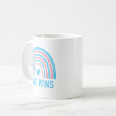 Mug L'amour triomphe Arc-en-ciel Transgenre (Devant gauche)