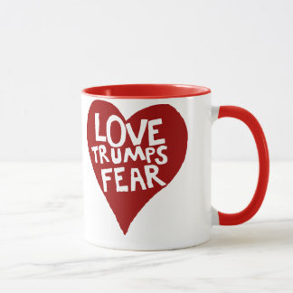 Mug L'amour Trumps la crainte