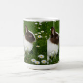 Mug Lapin bébé mignon dans un jardin fleuri (Centre)