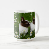 Mug Lapin bébé mignon dans un jardin fleuri (Devant droit)