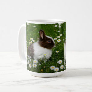 Mug Lapin bébé mignon dans un jardin fleuri
