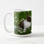 Mug Lapin bébé mignon dans un jardin fleuri (Gauche)