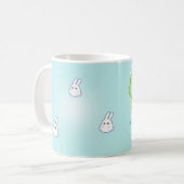 Mug Lapin blanc mignon avec le trèfle de kawaii (Devant gauche)