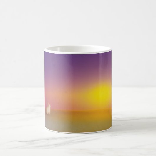 Mug Lapin blanc mignon sur Grassy Hill au lever du sol (Centre)