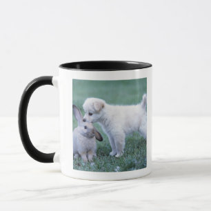 Mug Lapin de chiot et d'oreille de Lop sur la pelouse