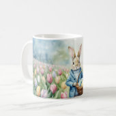 Mug Lapin de Pâques dans une prairie de tulipes (Devant gauche)