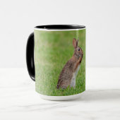 Mug Lapin debout dans l'herbe et l'air timide (Devant gauche)