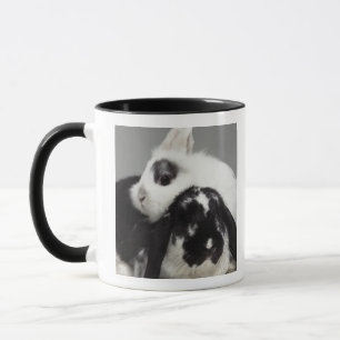 Mug lapin Nain-à oreilles se penchant au-dessus de au