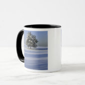 Mug L'arbre dans la neige a couvert le paysage (Devant gauche)